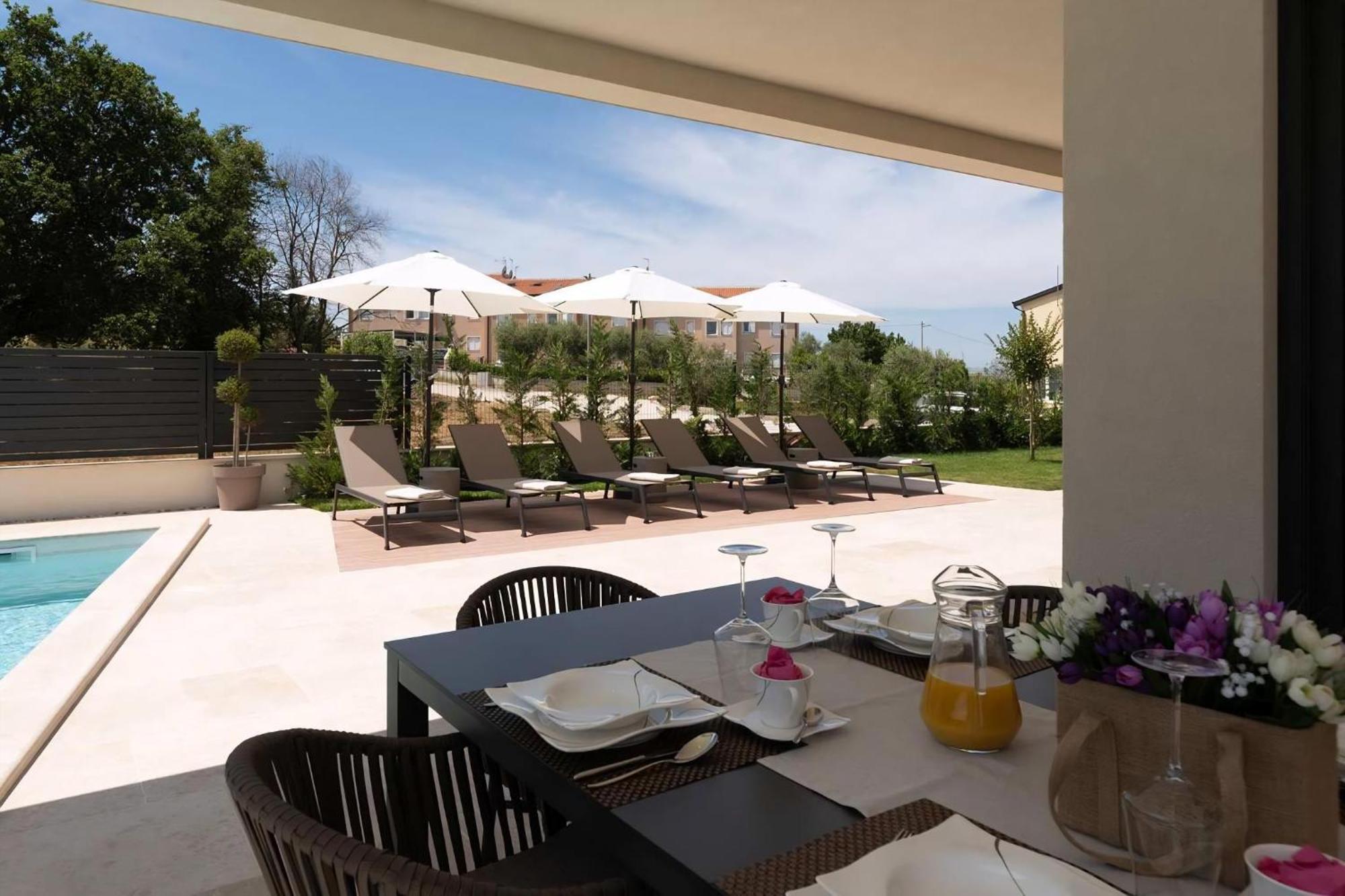 Luxurioese Villa Perla Mit Pool Und Jacuzzi 포레치 외부 사진